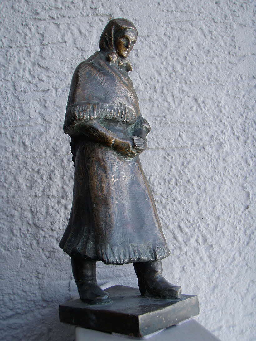 Bäuerin beim Kirchgang - Bronze - Budapest um 1930 - 35 x 10 x 12 cm - 59 € mtl./K 450 €