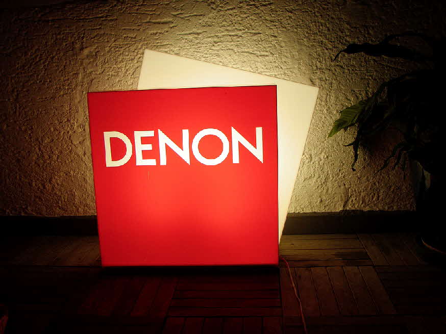 Leuchttreklame des Audioherstellers DENON - um 1980 - 70 x 70 x 25 cm - 39 € mtl./K 350 €