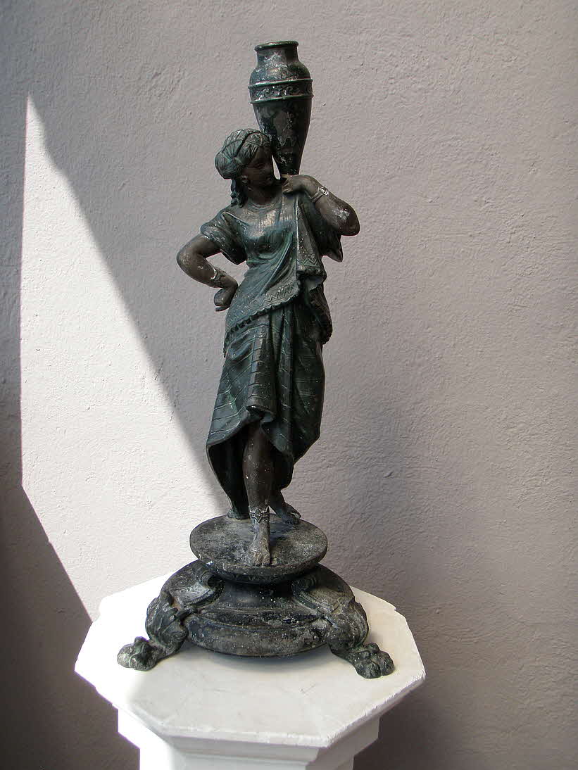Griechische Wasserträgerin - Bronze mit Patina - 46 x 18 x 18 cm - 59 € mtl./K 450 €