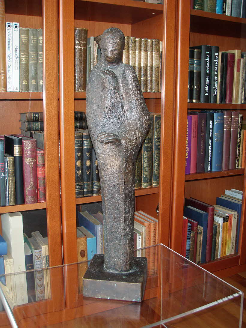 Doris von Sengbusch-Eckardt (1905-2000) * APOSTEL * Bronze - 60 x 14 x 14 cm  -  nur kurzzeitiger Verleih- 99 € mtl./K 1650 €
