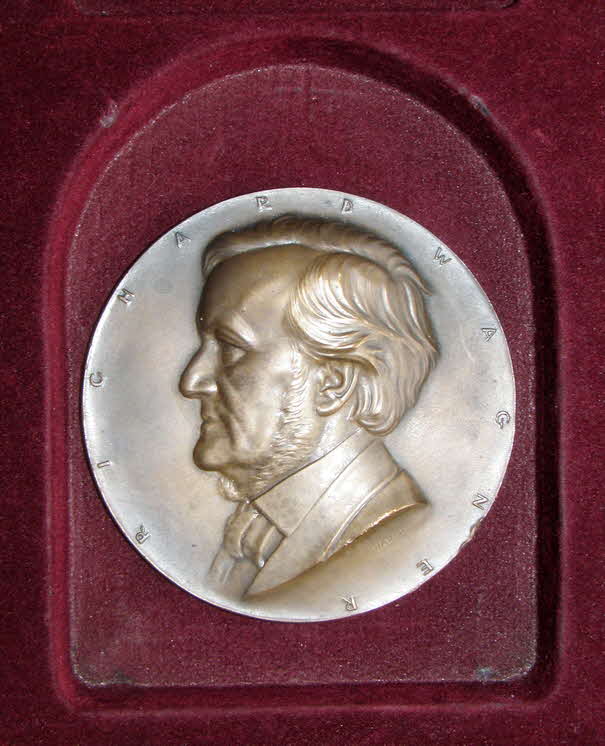Medaillon Richard Wagner von Arnold Hartig (* 12. August 1878 in Brand bei Tannwald, Bhmen;  2. Februar 1972 in Purkersdorf bei Wien) war ein bhmischer Bildhauer und 

Medailleur, der sechs Jahrzehnte in Wien ttig war. Insgesamt schuf er etwa 600 Werke, davon zahlreiche Mnzen fr die Republik sterreich.
 - 75 mm - um 1920 - 39 € mtl./K 350 €